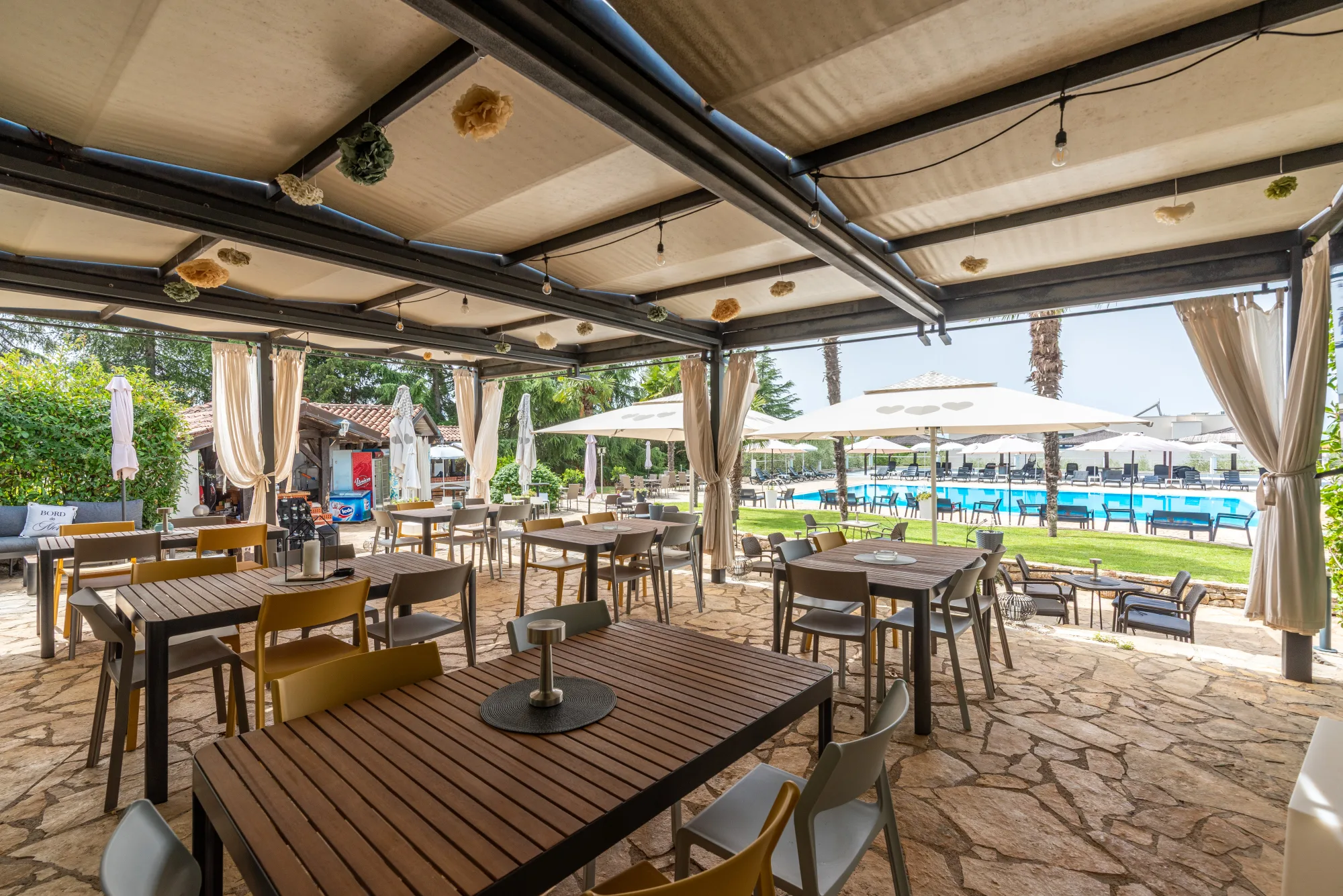 Vrtni restoran uz bazen